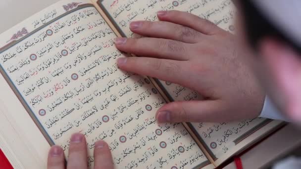 Koran lezen in de moskee — Stockvideo