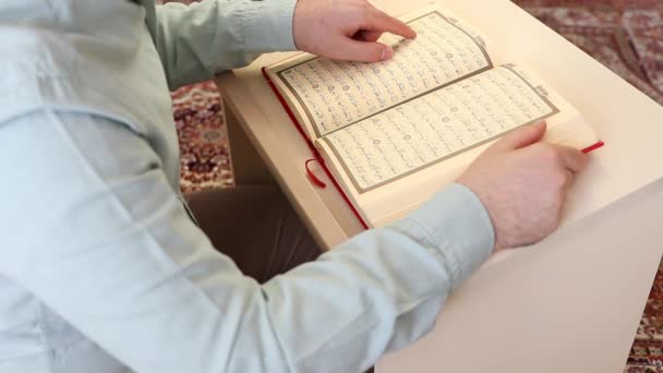 Moslim jongeman leest koran — Stockvideo