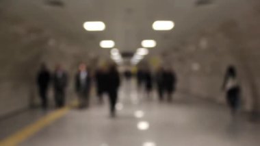 Banliyö sakinleri metroda yürüyorlar.