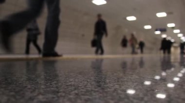 Banliyö sakinleri metroda yürüyorlar.