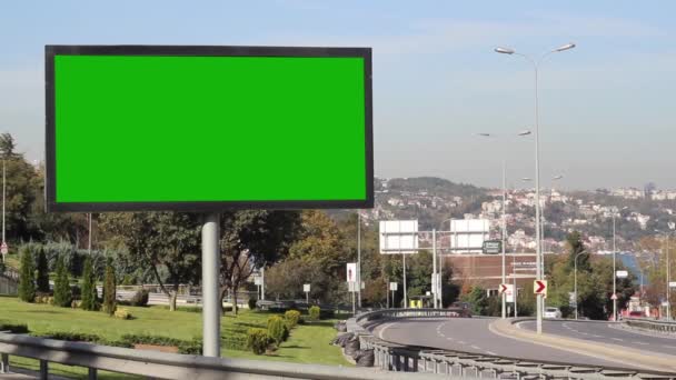 Publicidad cartelera pantalla verde al margen de la autopista con el tráfico — Vídeo de stock