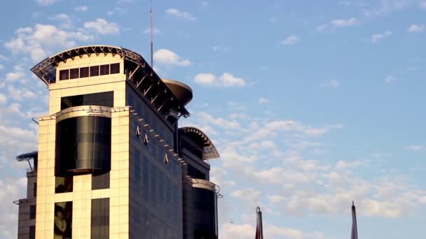 Ciudad conmutando independientemente entre edificios de vidrio, edificio y cielo soleado — Vídeo de stock