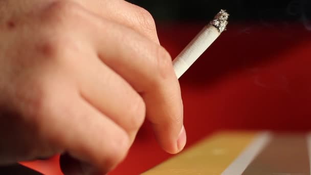 Молодий чоловік курить сигарету — стокове відео