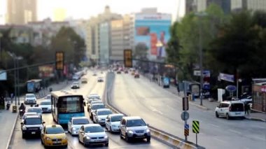 Otoyol zamanındaki trafik sıkışıklığı