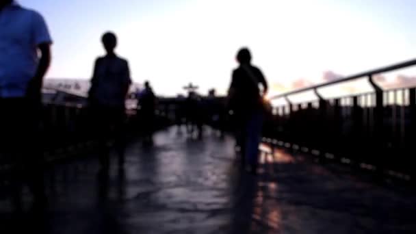 Out of focus background from busy big city with people crossing street — Stock Video