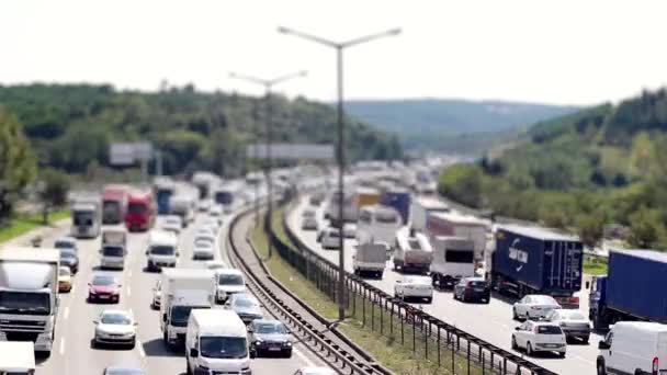 고속 도로의 교통 체증 속도 감소 — 비디오