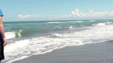 Sahilde yürüyen bir adam