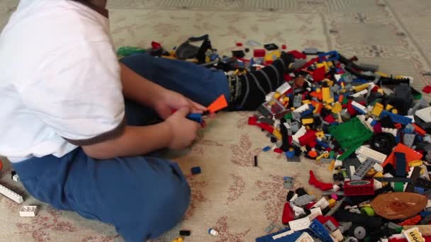 Criança brincando de lego — Vídeo de Stock