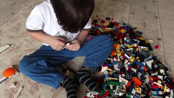 Дети играют в лего-игрушки — стоковое видео