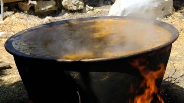 伝統的な釜を沸かす — ストック動画