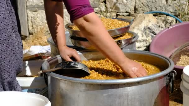 伝統的な小麦の洗浄 — ストック動画