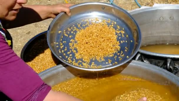 Lavado tradicional de trigo — Vídeos de Stock