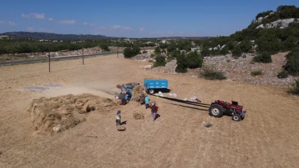 Draaiende boerentrekker dumper vrouwen — Stockvideo