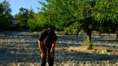 adam açık havada dua