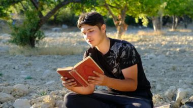 Erkek müslüman kutsal kitap.