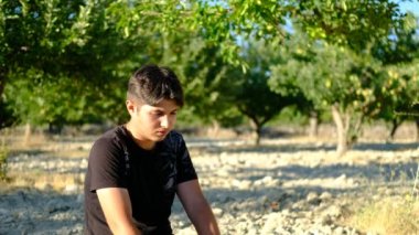 Dışarıda ibadet eden bir adam.