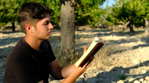 Hombre musulmán leyendo libros sagrados — Vídeo de stock