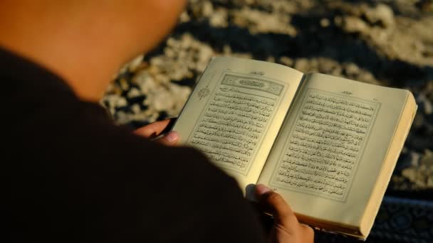 Man reading quran outdoors — Stock Video