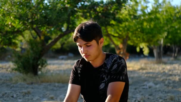 Joven adorando al aire libre — Vídeos de Stock