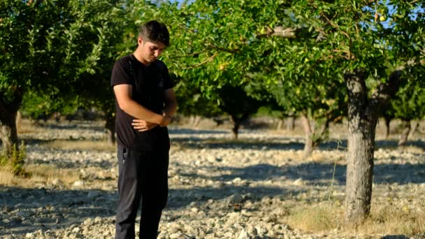 Hombre orando al aire libre — Vídeos de Stock