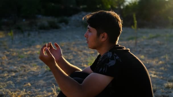 Genç adam dua ediyor. — Stok video