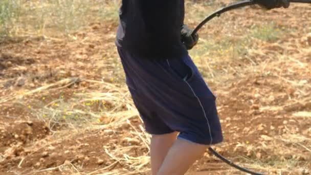 年轻农民收集滴管 — 图库视频影像