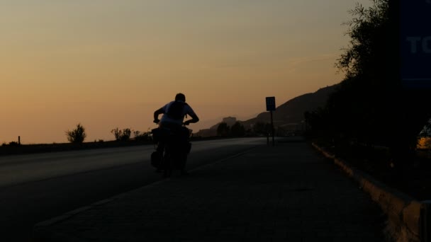 Uomo in bicicletta tramonto — Video Stock