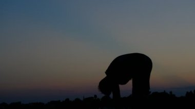 Isınma egzersizleri, siluet genç adam.