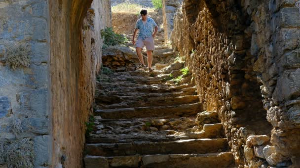 Historical site tour young man Anamurium — Stock Video