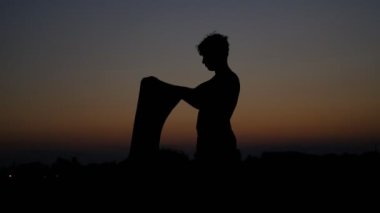 Tişört giyen genç adam.