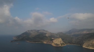 Yangın helikopteri. Hava sisli.