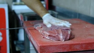 Çiğ bifteği bıçakla kesmek
