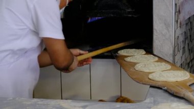 Ekmek pişirmek, ekmek pişirmek çiğ hamur fırını koymak