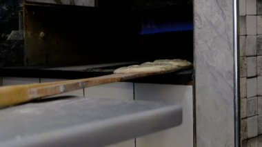 Ekmek pişirmek, ekmek pişirmek çiğ hamur fırını koymak