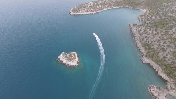 Sea Bay motorbåt antenn natur berg — Stockvideo