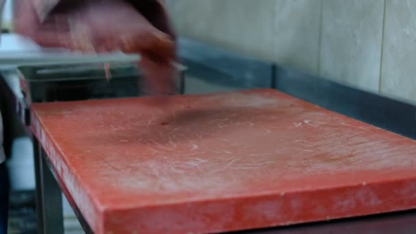 A séf késsel darabolja fel a nyers húst — Stock videók