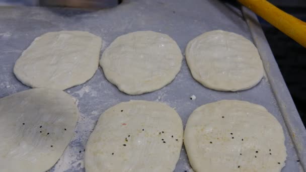 Férfi kéz pita kenyeret készít. — Stock videók