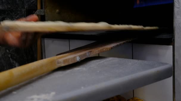 Ekmek pişirmek, ekmek pişirmek çiğ hamur fırını koymak — Stok video