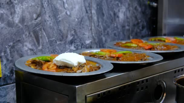 Kebab turc, ajout de yaourt Kebab turc Iskender Meal — Video