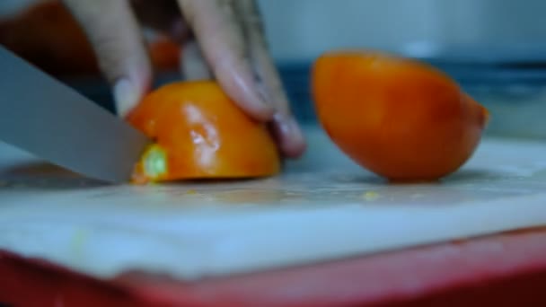 Cortar tomates, imagen de corte de tomate — Vídeos de Stock