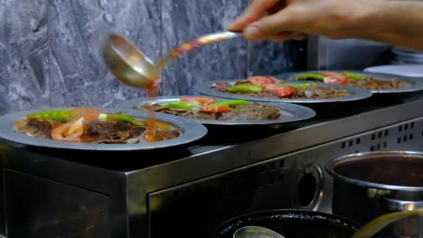 Türk Kebabı, Sos Ekleme Türk Kebabı İskender Yemeği — Stok video