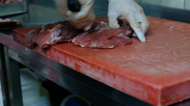 Κόβει ωμό κρέας με ένα κοντινό μαχαίρι — Αρχείο Βίντεο