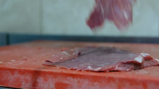Chef schneidet rohes Fleisch mit Messer — Stockvideo