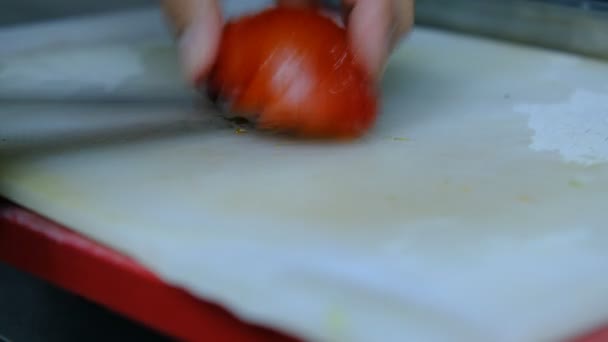 Tomates cortados, tomates machos cortados a mano contador primer plano — Vídeos de Stock