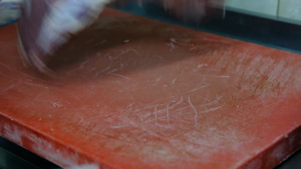 Limpeza de carne crua com faca — Vídeo de Stock