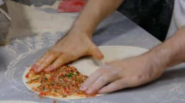 Lahmacun, erkek eli lahmacun yapıyor.