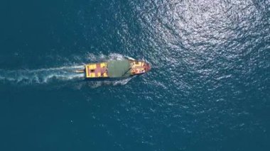 Keyifli tekne deniz turizmi