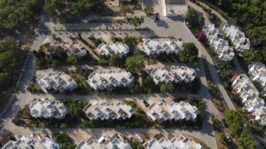 Tatil alanı beyaz evler tepemizde çam ağacı