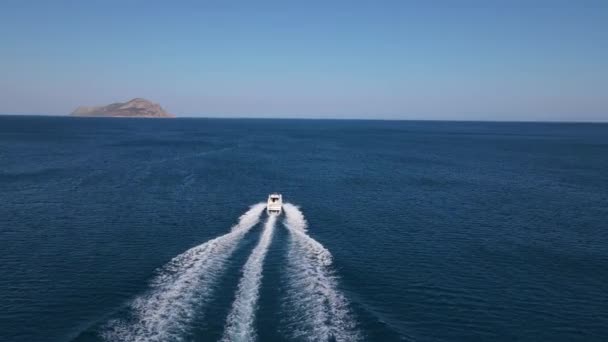 Speedboat havet ö gnistrande antenn — Stockvideo