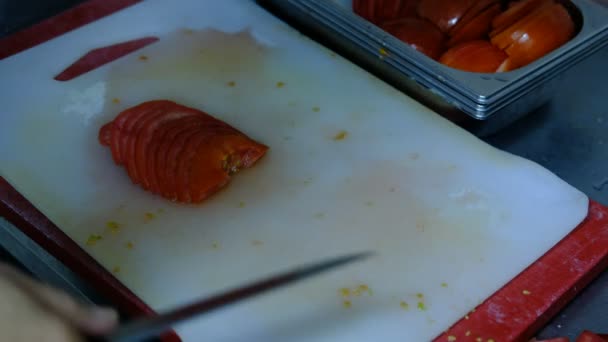 Domates kesme, erkek eli domates kesme tezgahı — Stok video